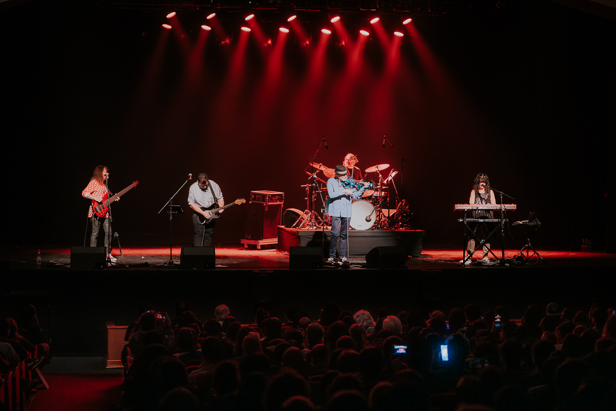 David Cross Band: profundo carmesí